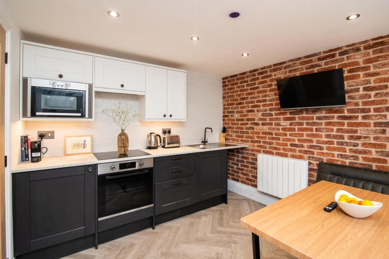 Modern Finish To A Historic Brewers House, Derbyヴィラ エクステリア 写真
