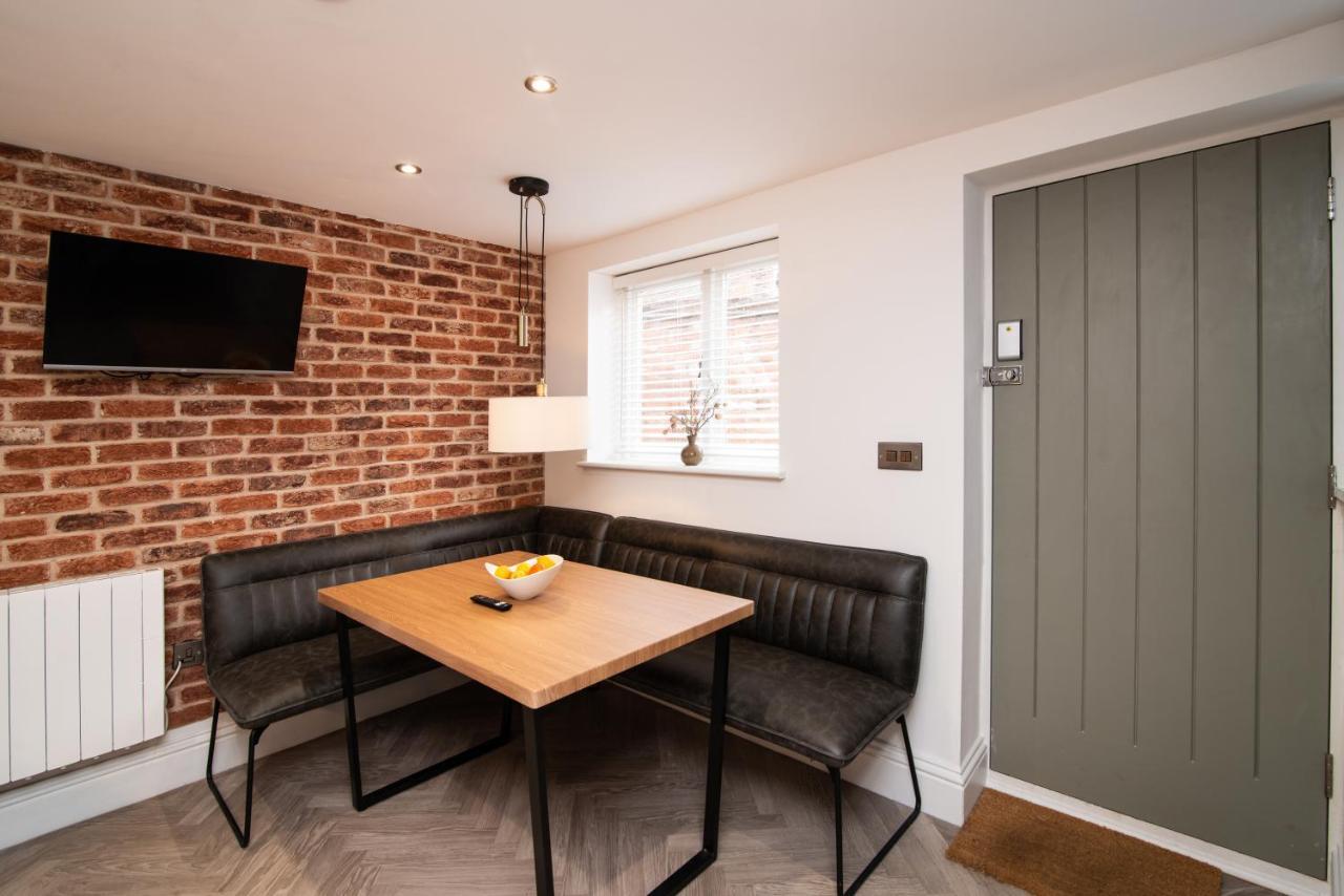 Modern Finish To A Historic Brewers House, Derbyヴィラ エクステリア 写真